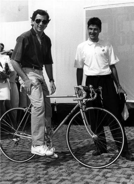 Ayrton Senna sulla bicicletta da corsa a lui dedicata in compagnia di Gianni Bugno (Olympia)